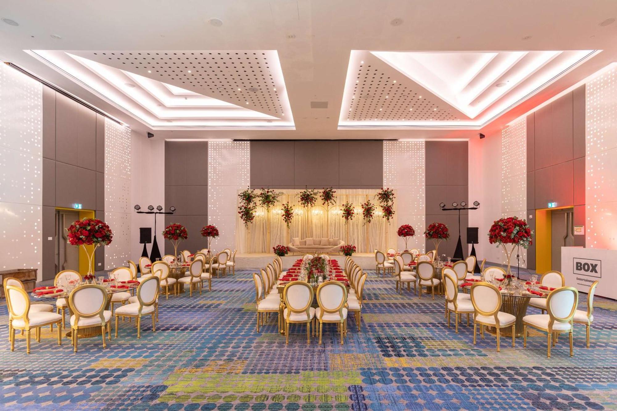 Radisson Red Dubai Silicon Oasis Hotel Exterior photo